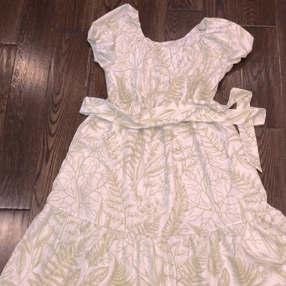 Beautiful white and green floral print maxi dress size 2X with belt